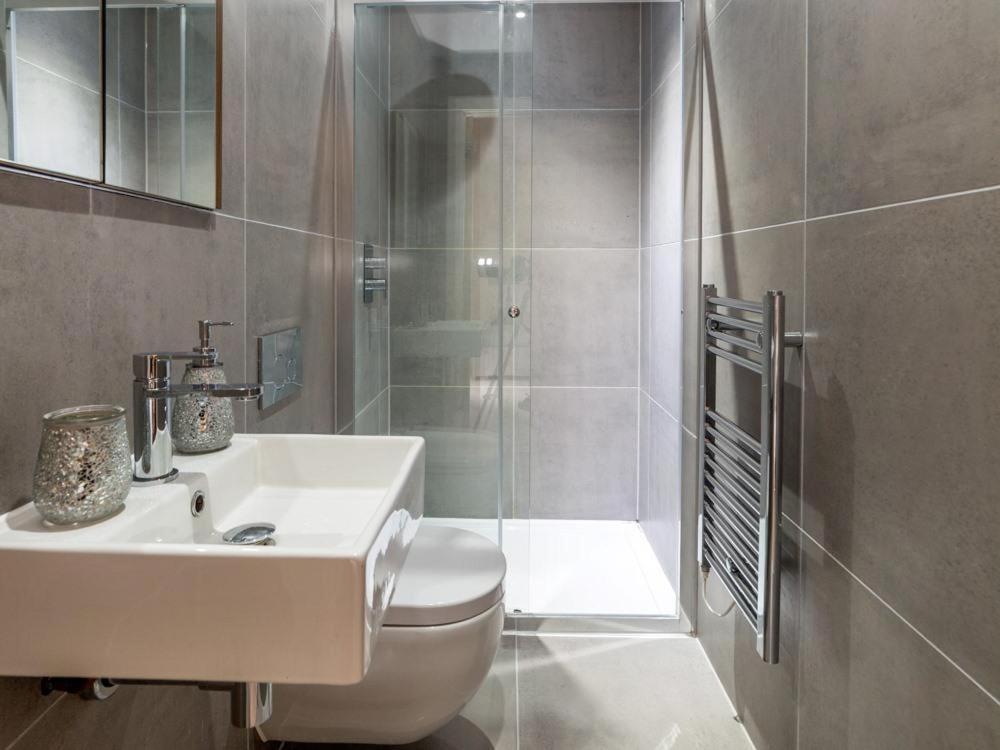 Central Tower Bridge Apartment London Room photo